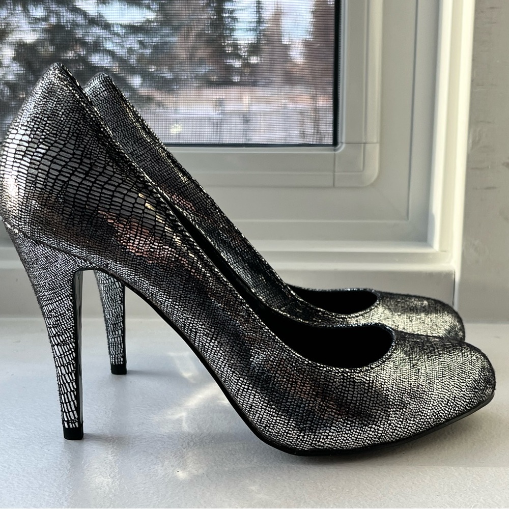 NWT Le Chateau Silver Sparkle Heels Women’s 9 US 39 EU